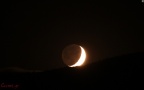Απλά μιά όμορφη φωτό της Σελήνης που κρύβεται πίσω απ το βουνό...